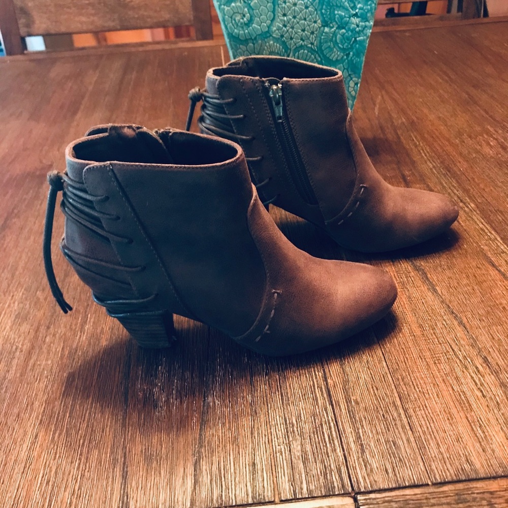 Short brown boots with heel
